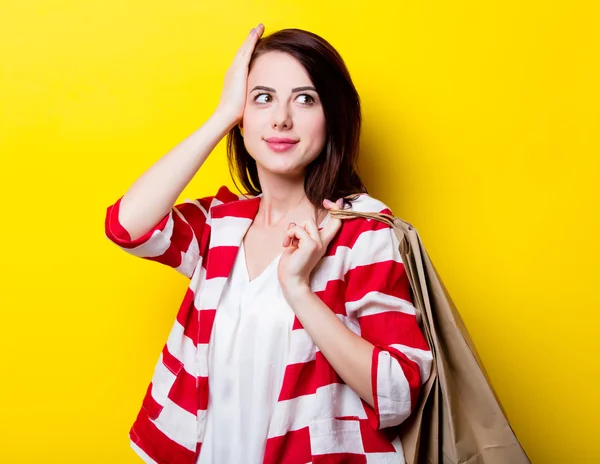 Porträt der jungen Frau mit Einkaufstüten — Stockfoto