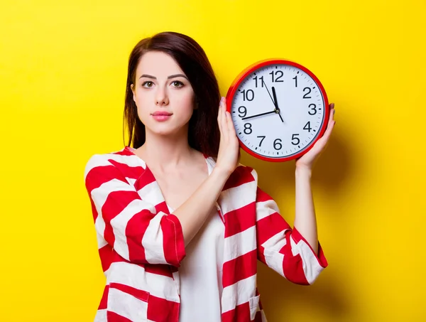 Portrait de la jeune femme avec horloge — Photo