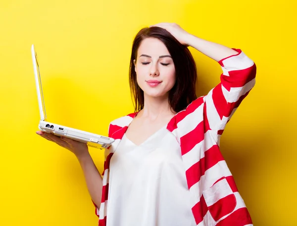 Portrait de la jeune femme avec ordinateur portable — Photo