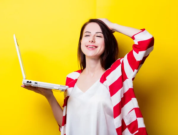 Portrait de la jeune femme avec ordinateur portable — Photo