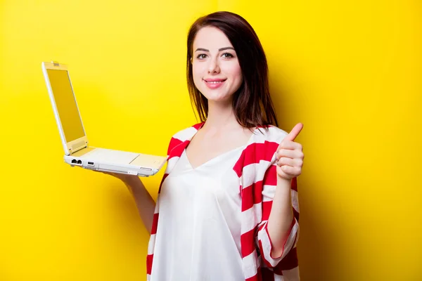 Ritratto della giovane donna con computer portatile — Foto Stock