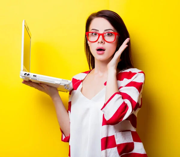 Ritratto della giovane donna con computer portatile — Foto Stock