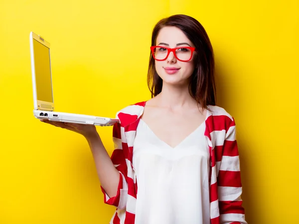 Porträtt av den unga kvinnan med laptop — Stockfoto