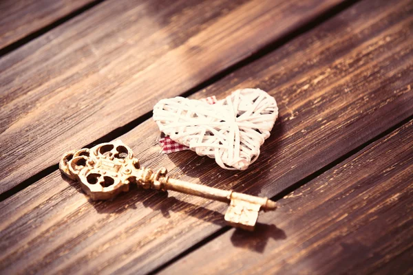 Heart and key on the table — Stock Photo, Image