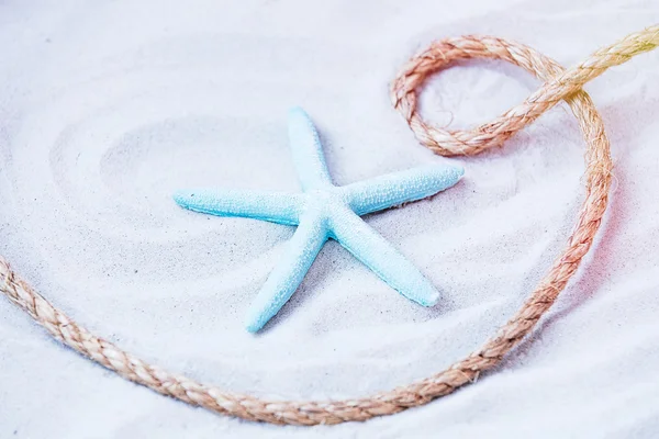Kum üzerinde mavi deniz yıldızı