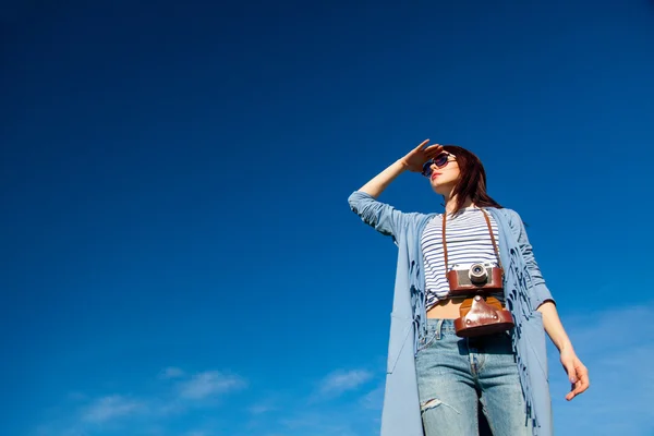 Portret van de jonge vrouw met camera — Stockfoto