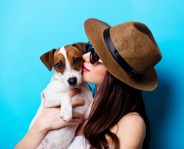 Portrait de la jeune femme avec chien — Photo