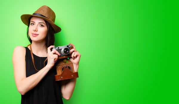 Porträt der jungen Frau mit Kamera — Stockfoto