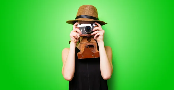 Ritratto della giovane donna con macchina fotografica — Foto Stock