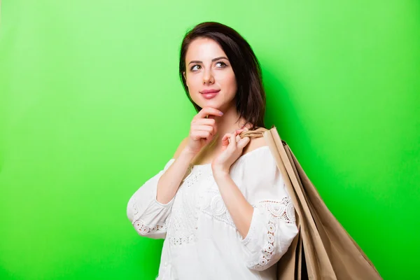 Jeune femme avec des sacs à provisions — Photo