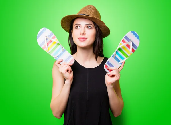 Porträtt av ung kvinna med sandaler — Stockfoto