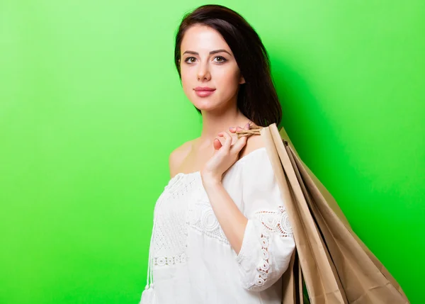 Giovane donna con borse della spesa — Foto Stock