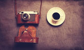 Šálek kávy a retro fotoaparát