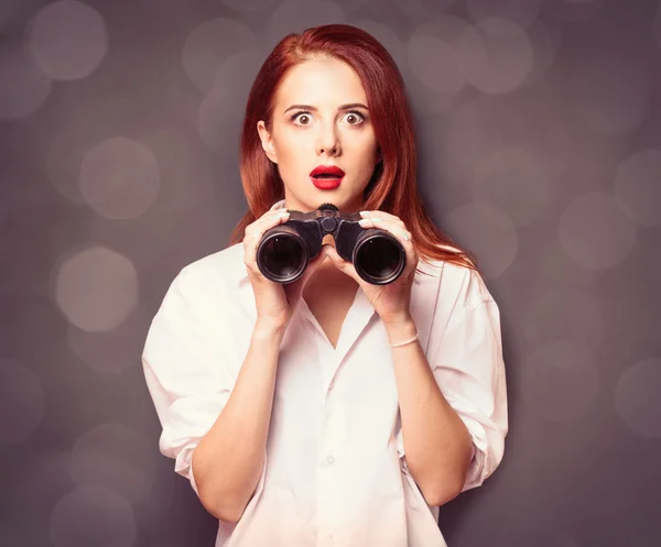 Mujer de negocios en camisa blanca con binocular —  Fotos de Stock