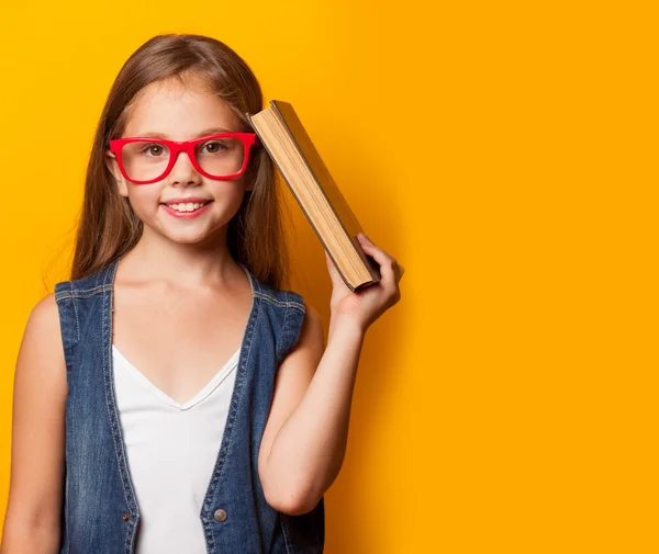 Dziewczyna w okularach czerwony z książki — Zdjęcie stockowe