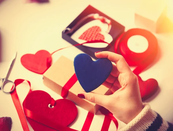 Mujer preparando un regalo — Foto de Stock