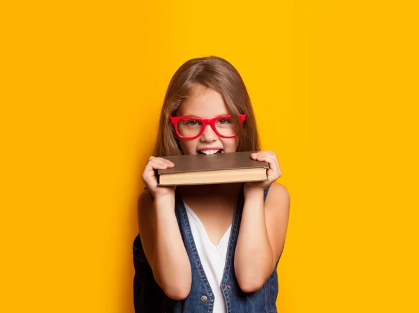 Mädchen mit roter Brille und Büchern — Stockfoto