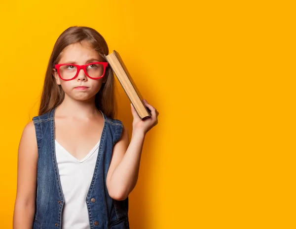 Mädchen mit roter Brille und Büchern — Stockfoto