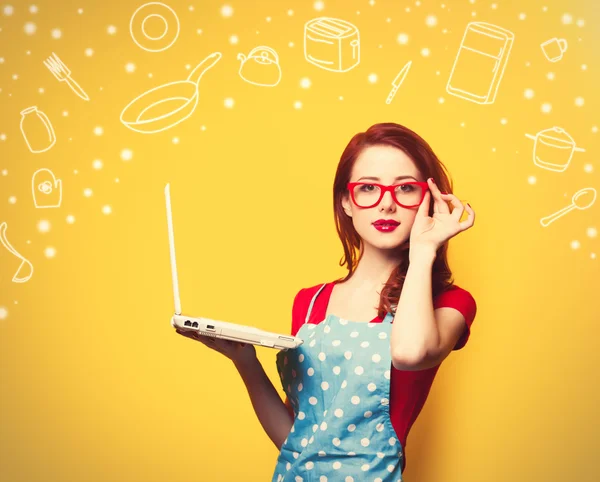 Housewife in glasses with laptop — Stock Photo, Image