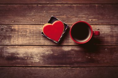 fincan kahve ve kurabiye kutusunda