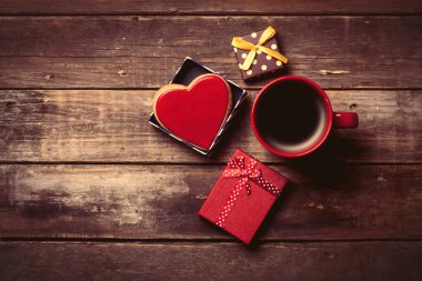 fincan kahve, hediyeler ve çerez kutusunda