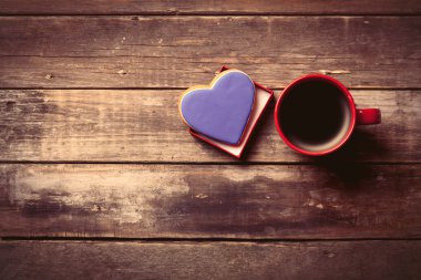 fincan kahve ve kurabiye kutusunda