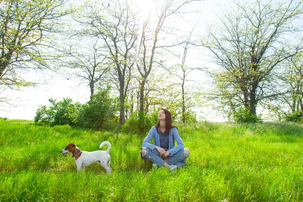 젊은 여자와 강아지의 초상화 — 스톡 사진