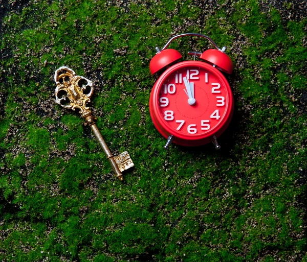 Photo of the clock and key — Stock Photo, Image