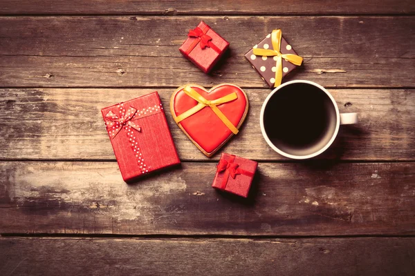 Tasse Kaffee, Geschenke und Kekse im Karton — Stockfoto
