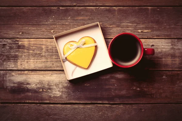 Kopje koffie en cookie in het vak — Stockfoto