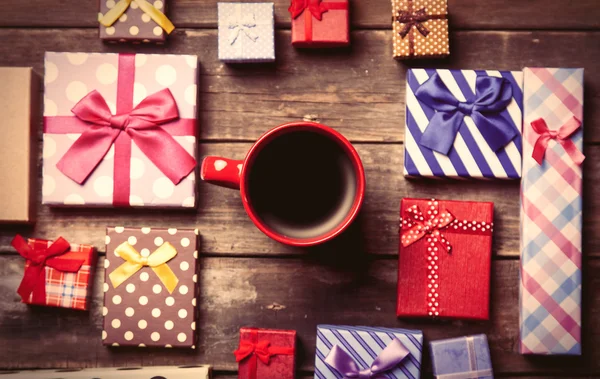 Gifts and cup of coffee — Stock Photo, Image