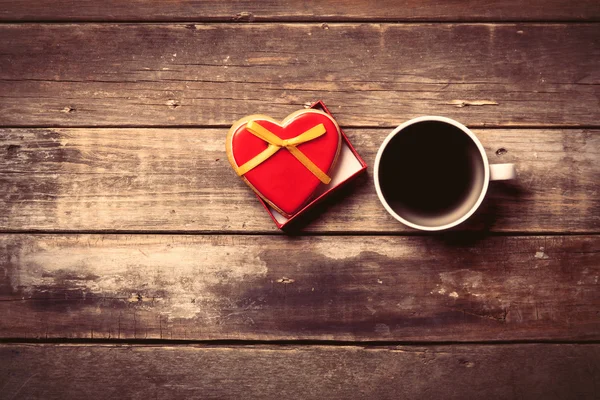 fincan kahve ve kurabiye kutusunda