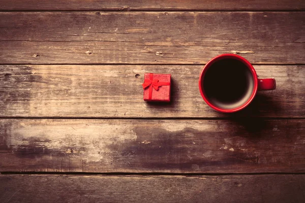 Xícara de café e presente — Fotografia de Stock