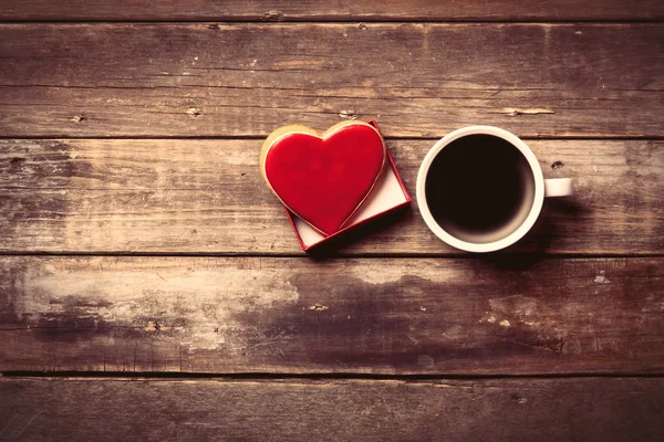 Kopje koffie en cookie in het vak — Stockfoto