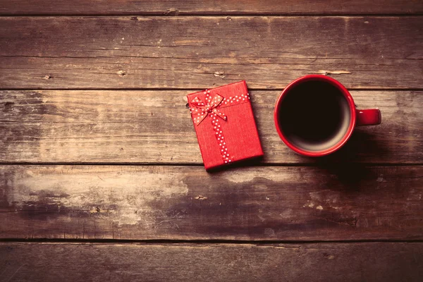 Cup of coffee and gift — Stock Photo, Image