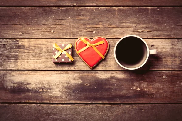 Kopje koffie, cadeau en cookie — Stockfoto