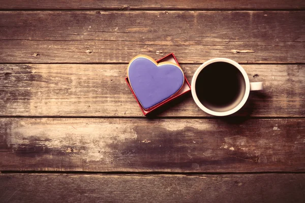 Kopje koffie en cookie in het vak — Stockfoto