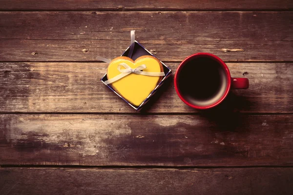 Xícara de café e biscoito na caixa — Fotografia de Stock