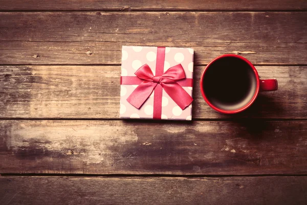 Cup of coffee and gift — Stock Photo, Image