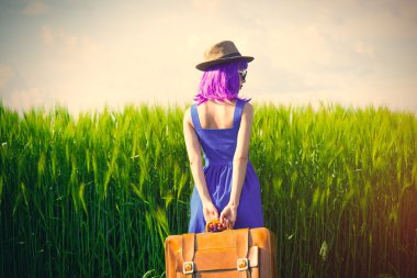 Bavullu genç kadın.