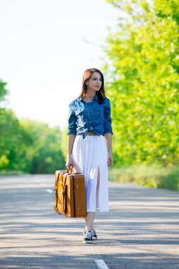 Bavullu genç kadın.