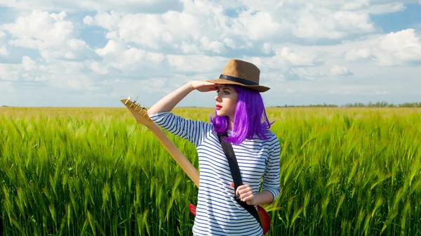 Giovane donna con chitarra — Foto Stock