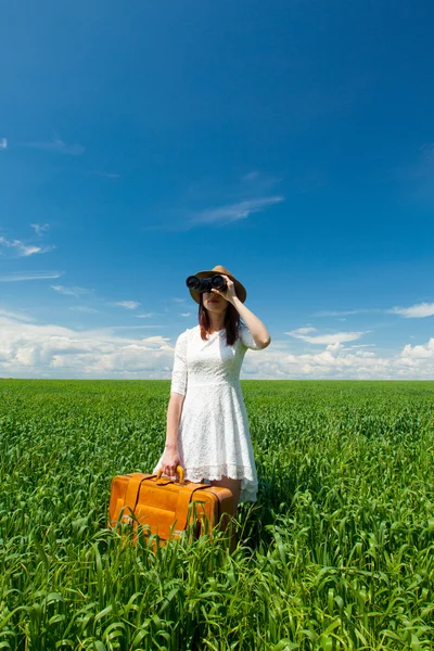 Jeune femme avec valise et jumelles — Photo