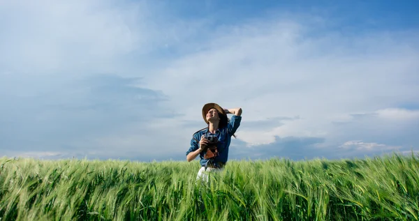 Mladá žena s kamerou — Stock fotografie