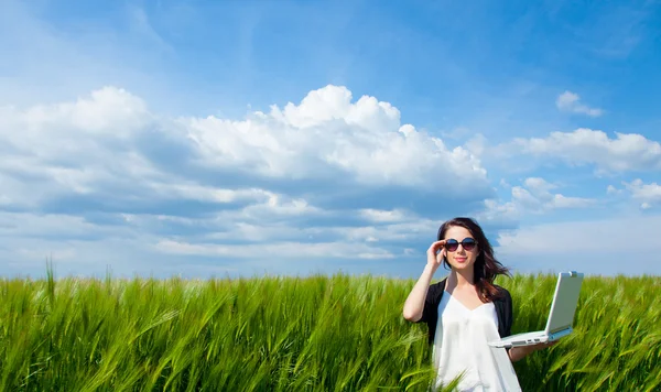 Giovane donna con computer portatile — Foto Stock