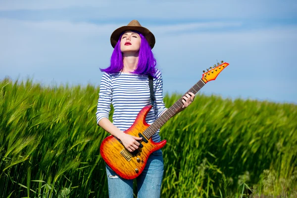 Jovem mulher com guitarra — Fotografia de Stock