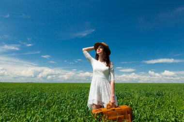 Bavullu genç kadın.