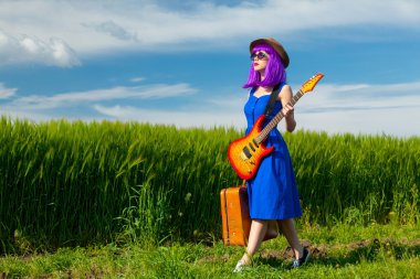 bavul ve gitar ile genç kadın
