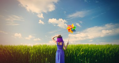 Rüzgar oyuncak olan kadın