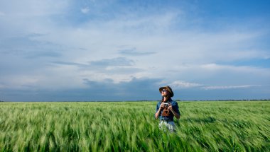 Kameralı genç kadın.